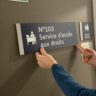 Panneau de signalétique intérieure en dibond pour bureaux à Amiens.
