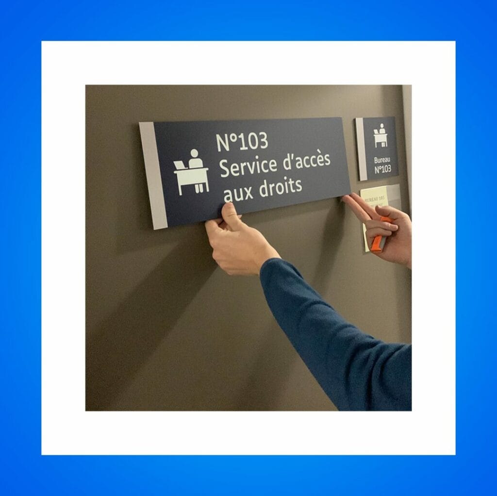 Installation d'une plaque de signalétique PMR pour un service d'accès aux droits