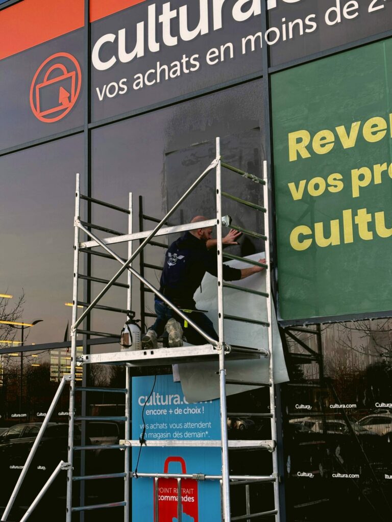 Vitrophanie publicitaire