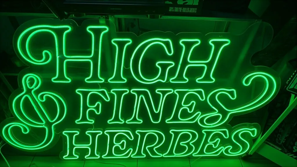 Enseigne lumineuse néon verte 'High Fines Herbes' à Amiens