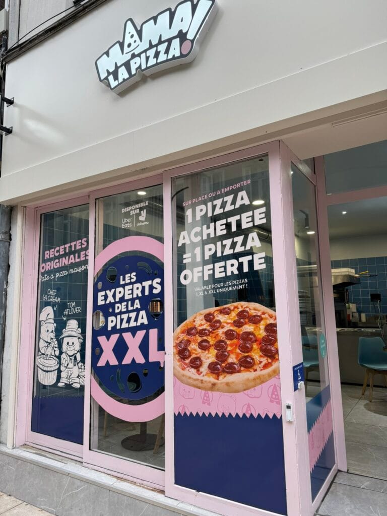 Enseigne lumineuse et vitrophanie promotionnelle pour le restaurant Mama Pizza à Amiens