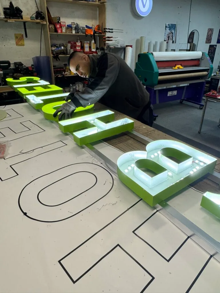 Fabrication d'une enseigne en lettres lumineuses dans l'atelier Vitrosign à Amiens