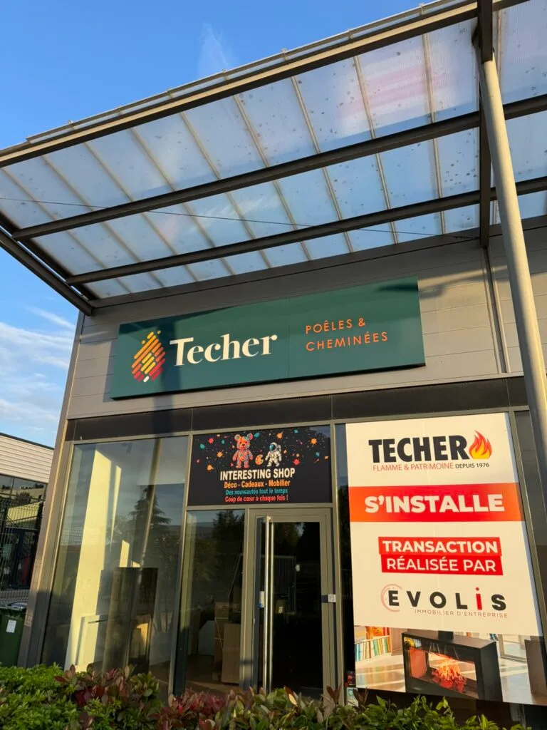 Enseigne et vitrophanie de l'agence Techer à Amiens