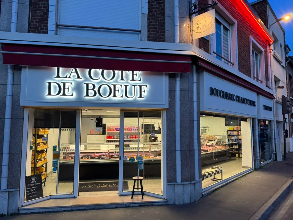 Enseigne de façade 'La Côte de Boeuf' pour une boucherie-charcuterie à Amiens