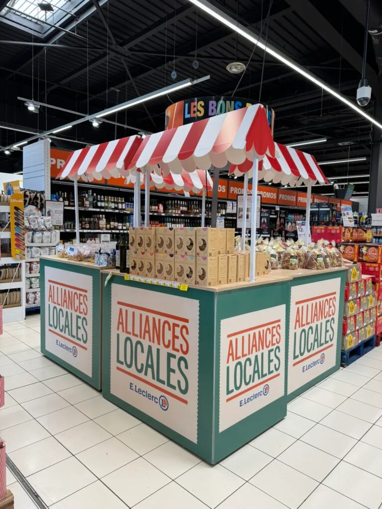 Vitrophanie et affiches sur le stand d'un marché couvert à Amiens