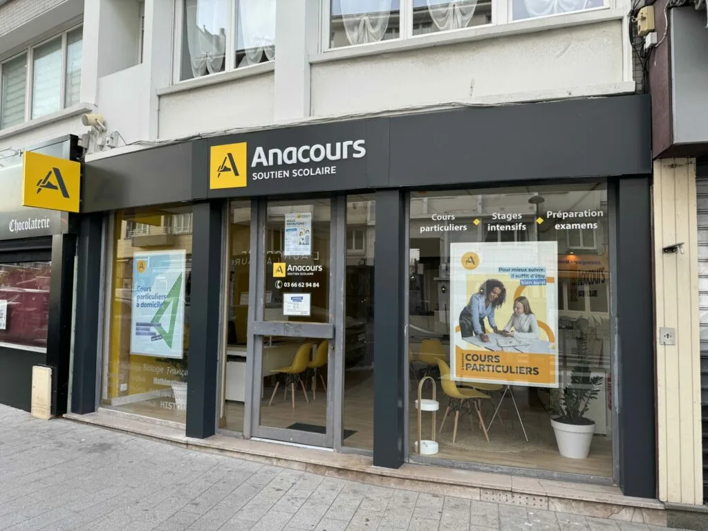 Vitrophanie et affiches posées sur la devanture du centre Anacours à Amiens