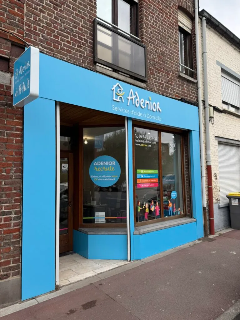 Enseigne bandeau de l'agence d'intérim Adéquat à Amiens