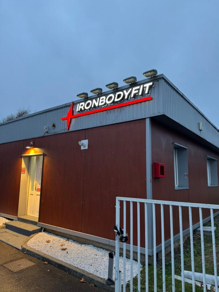 Enseigne de façade IronBodyFit posée sur un bâtiment à Amiens