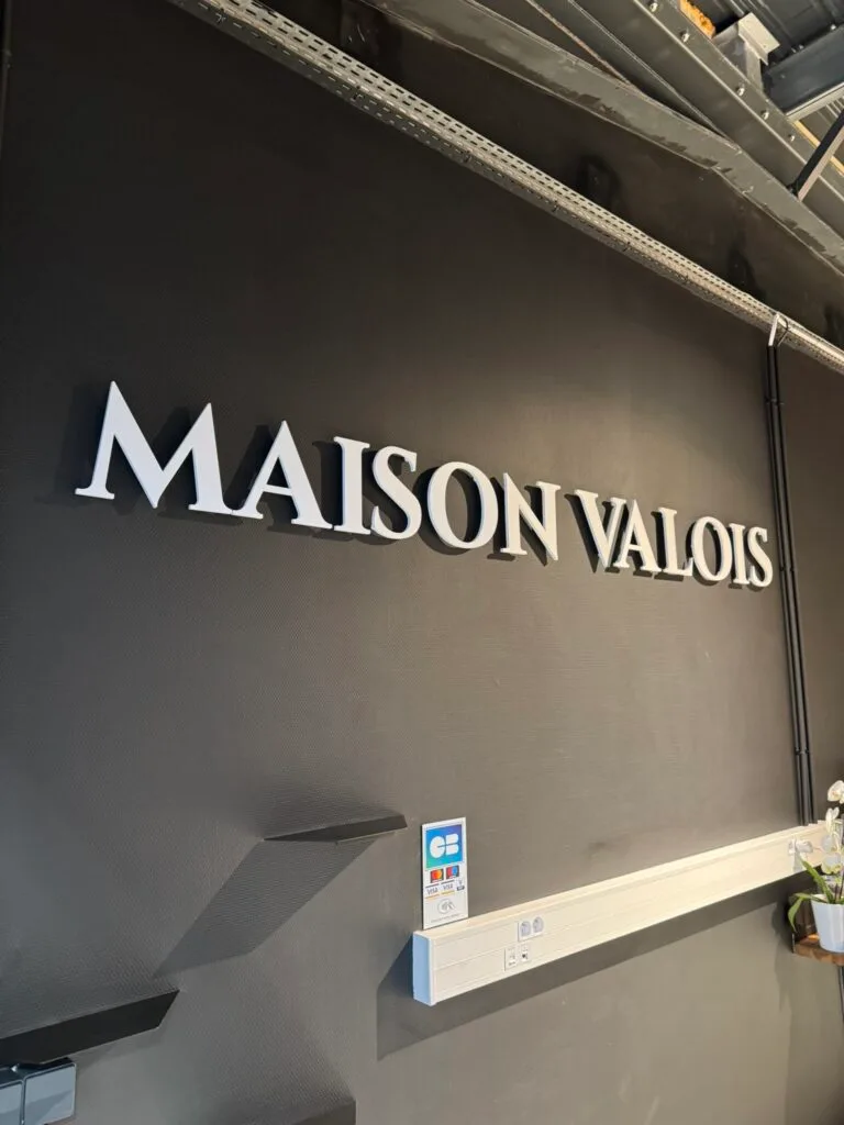 Lettres découpées en façade pour l'agence immobilière Maison Valois