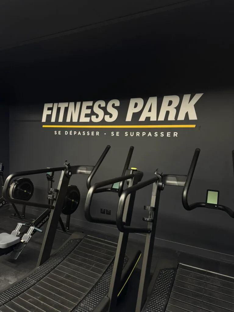 Vitrophanie posée sur un mur intérieur de la salle de sport Fitness Park