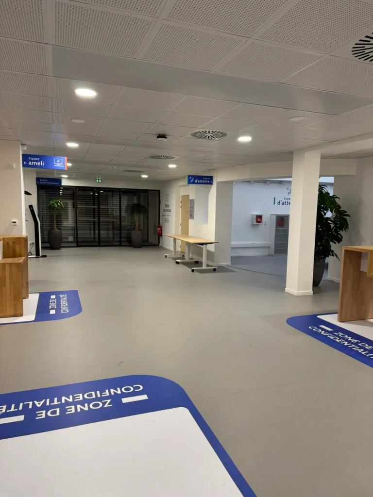 Signalétique au sol dans le hall d'accueil d'une entreprise à Amiens