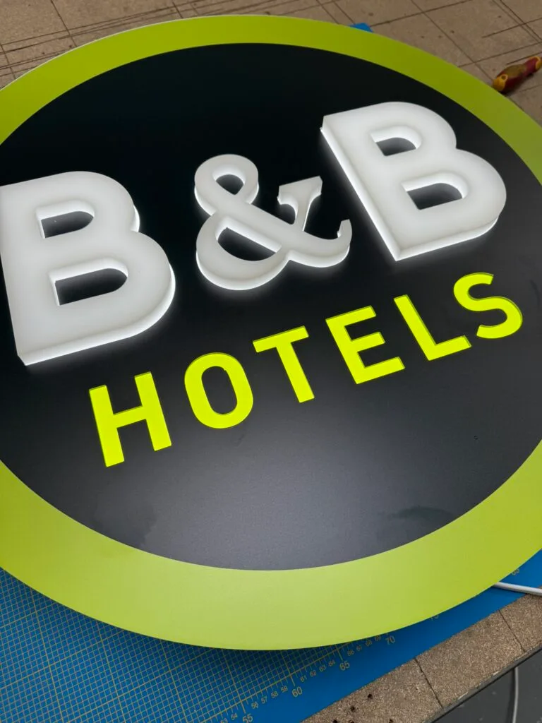 Enseigne lumineuse ronde B&B Hotels installée en façade