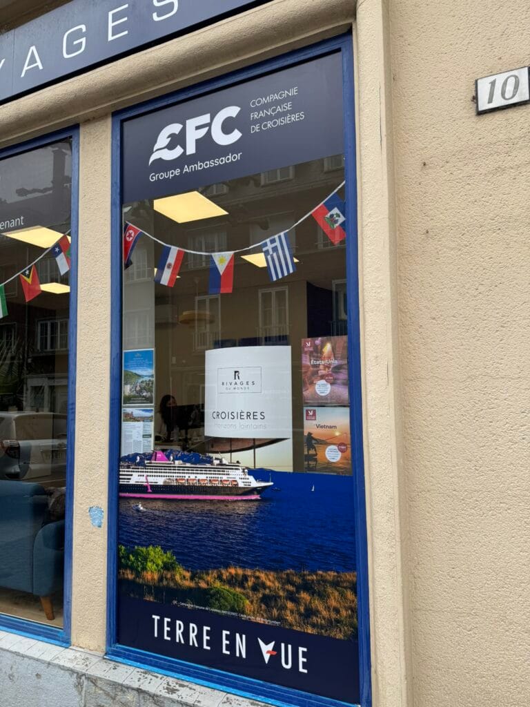 Vitrophanie bleue sur la devanture d'une boutique CFC à Amiens