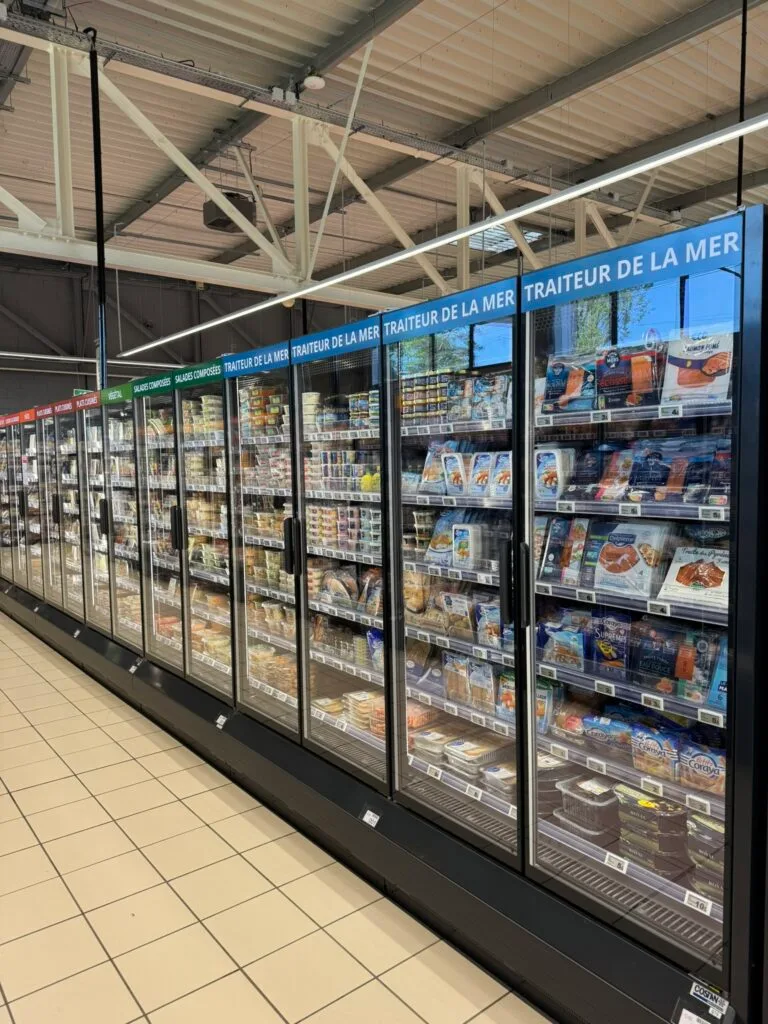 Panneau directionnel dans l'allée d'un rayon de supermarché