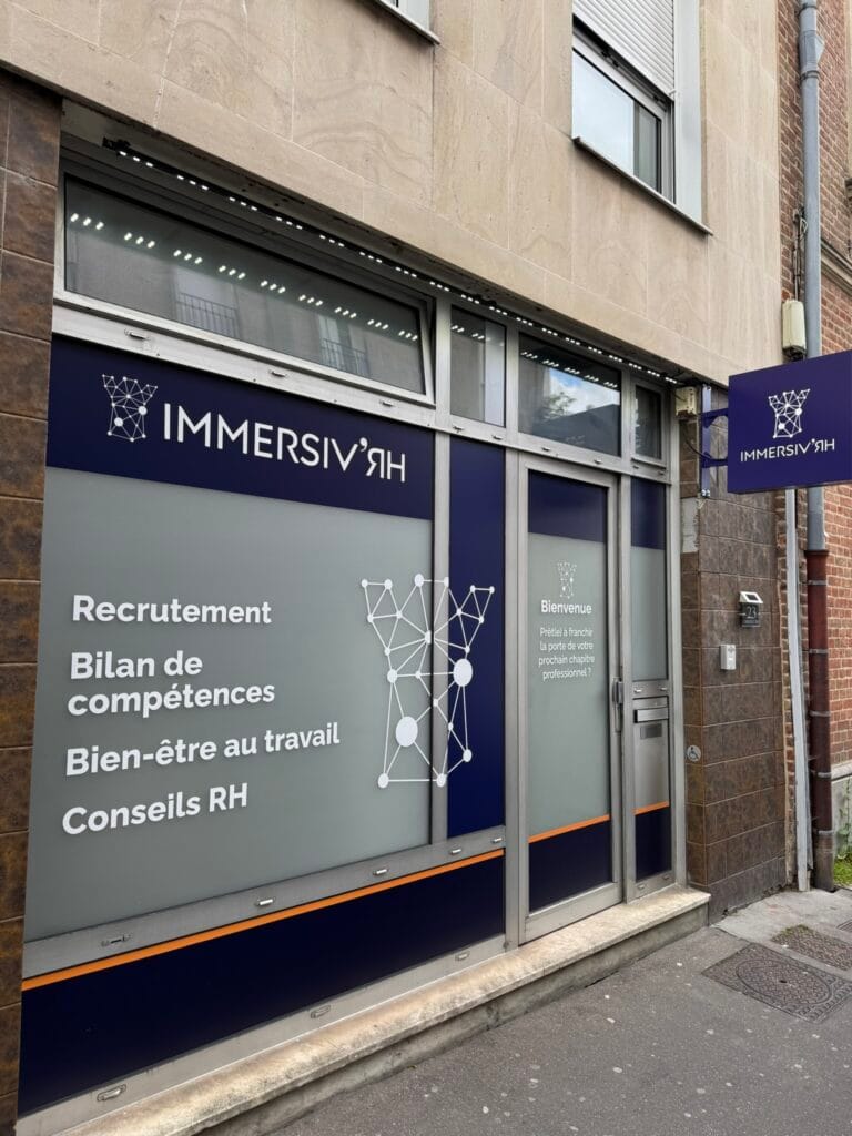 Vitrophanie de l'agence Immersiv'RH présentant ses services à Amiens
