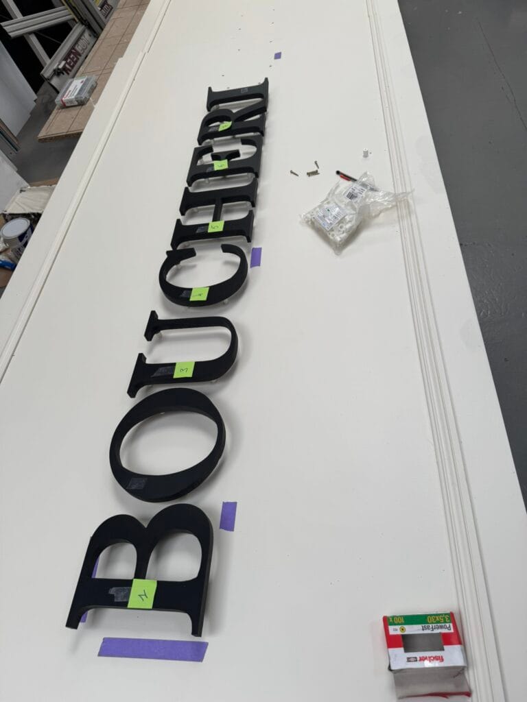 Lettres découpées pour une boucherie, fabriquées dans l'atelier Vitrosign