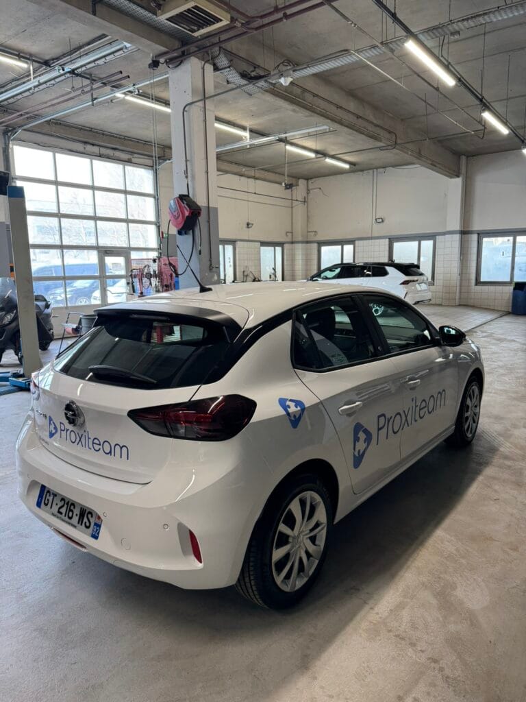 Marquage véhicule Proxiteam à l'arrière d'une voiture