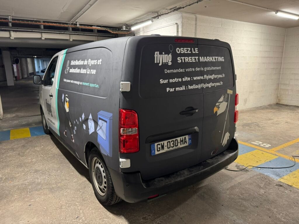 Marquage véhicule utilitaire pour une entreprise de street marketing