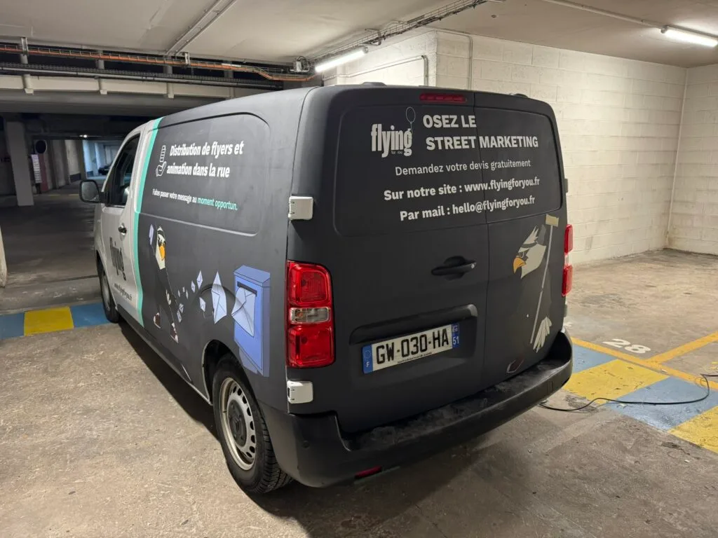 Marquage véhicule utilitaire pour une entreprise de street marketing