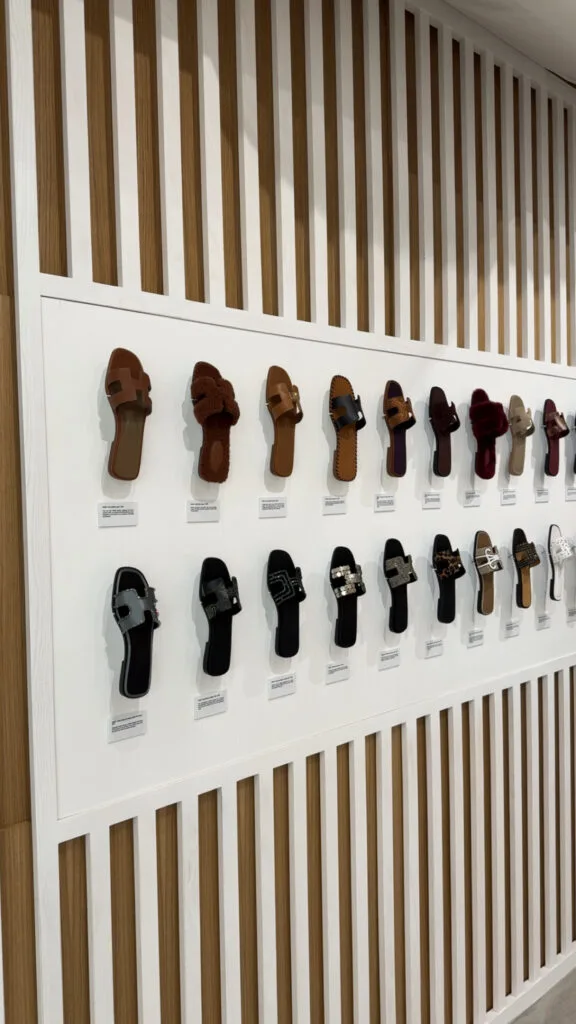 Panneau d'exposition de produits en vitrine, réalisation Vitrosign