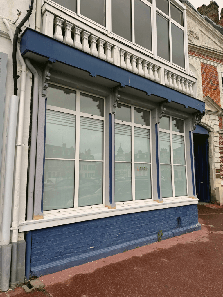 Devanture commerciale vacante avant pose d'enseigne à Amiens